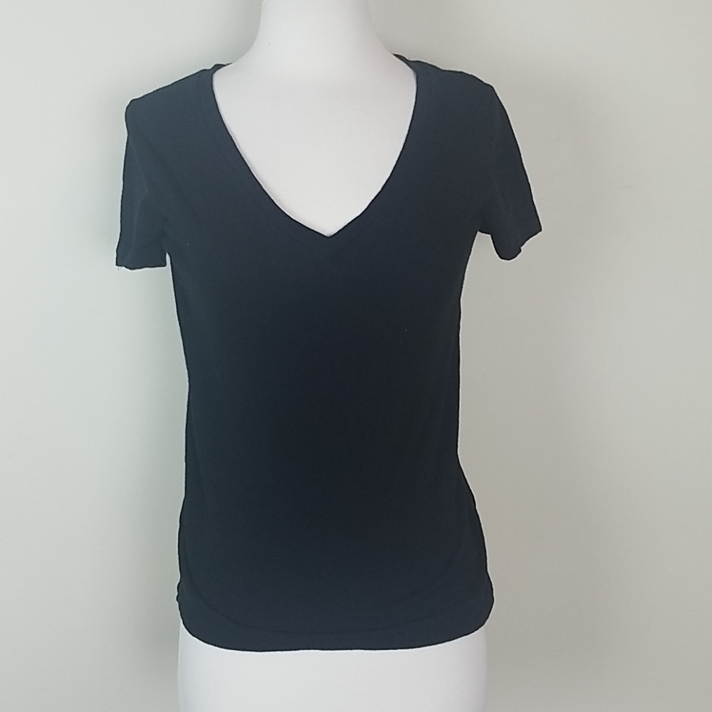 🍄J. Crew factory black vneck featherweight tshirt